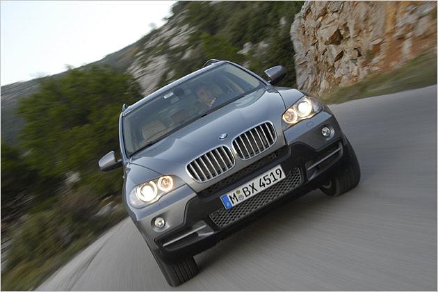Mächtig: Die großen BMW-Nieren dominieren die Front