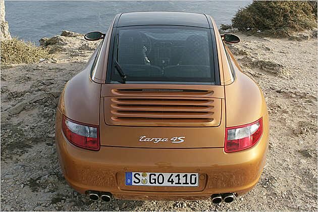 Starke Backen: Das Heck des Targa ist wegen des Allradantriebs um 44 Millimeter breiter
