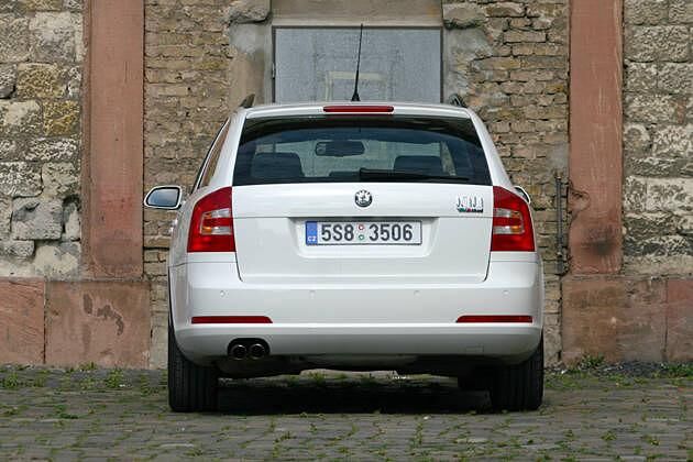 Die beiden Doppelendrohre gehören zur Serienausstattung des RS