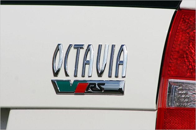 Kleiner, aber feiner Unterschied: Das RS-Typenschild