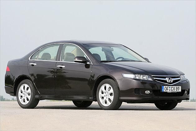 Die Chromspange mit dem Honda-Logo macht die Markenidentität des Accord deutlich