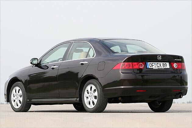 Die Stufenhecklimousine hat eine elegante Rückansicht