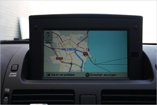 Kostet 2.500 Euro: Das vollintegrierte DVD-Navi mit großem Farbdisplay