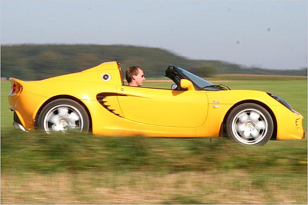 Hinter den Einstiegstüren versorgen seitliche Luftöffnungen den Motor mit Frischluft