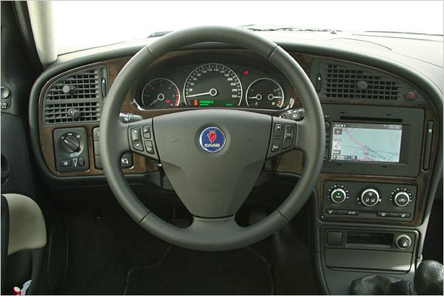 Alles da: Navigationssystem mit Farbdisplay, Lenkradtasten und Dualzonen-Klima