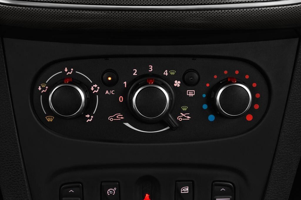 Dacia Sandero (Baujahr 2017) Stepway 5 Türen Temperatur und Klimaanlage
