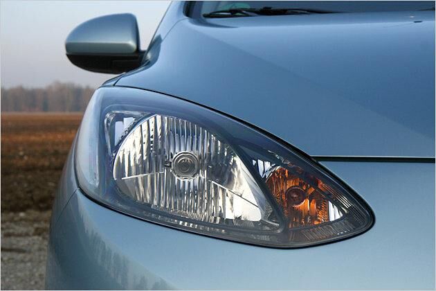 Die Scheinwerfer und die Blinker sind hinter Klarglas geschützt