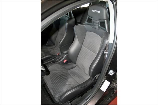 Perfekter als das Sportgestühl von Recaro kann ein Sitz kaum zupacken