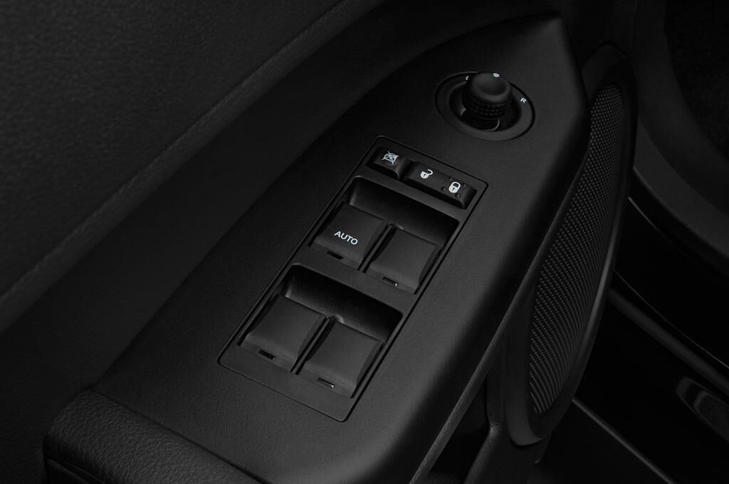 Dodge Caliber (Baujahr 2010) SXT 5 Türen Bedienungselemente Tür