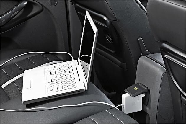 Smartes Detail: Die 230-Volt-Steckdose in der Mittelkonsole kostet 120 Euro extra