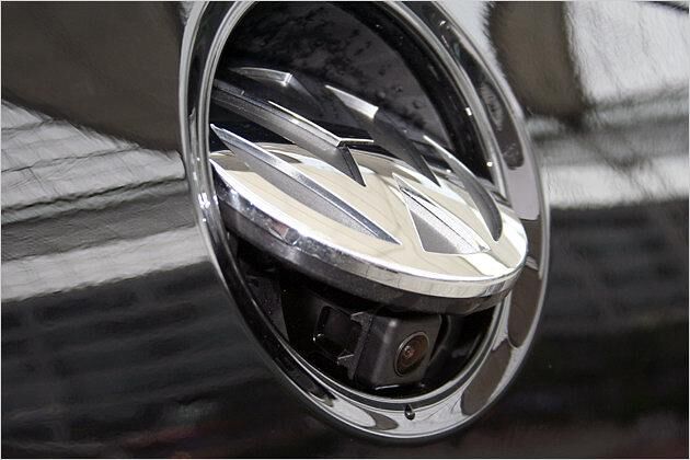 Die Rückfahrkamera (im unteren Drittel des Bildes) verbirgt sich hinter dem VW-Logo am Heck