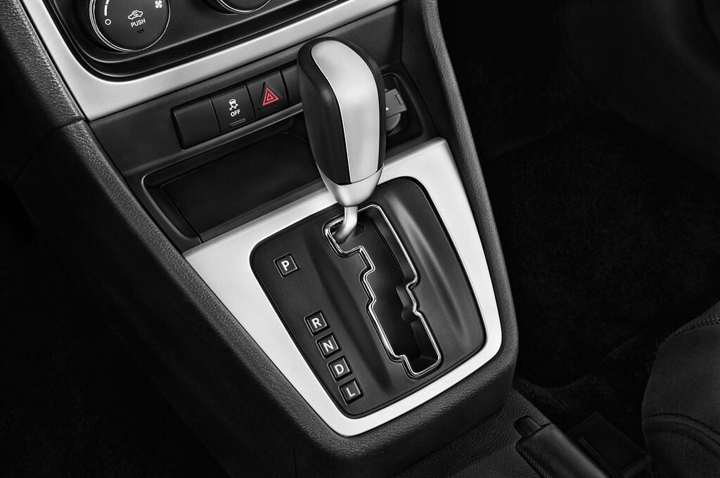 Dodge Caliber (Baujahr 2010) SXT 5 Türen Schalthebel