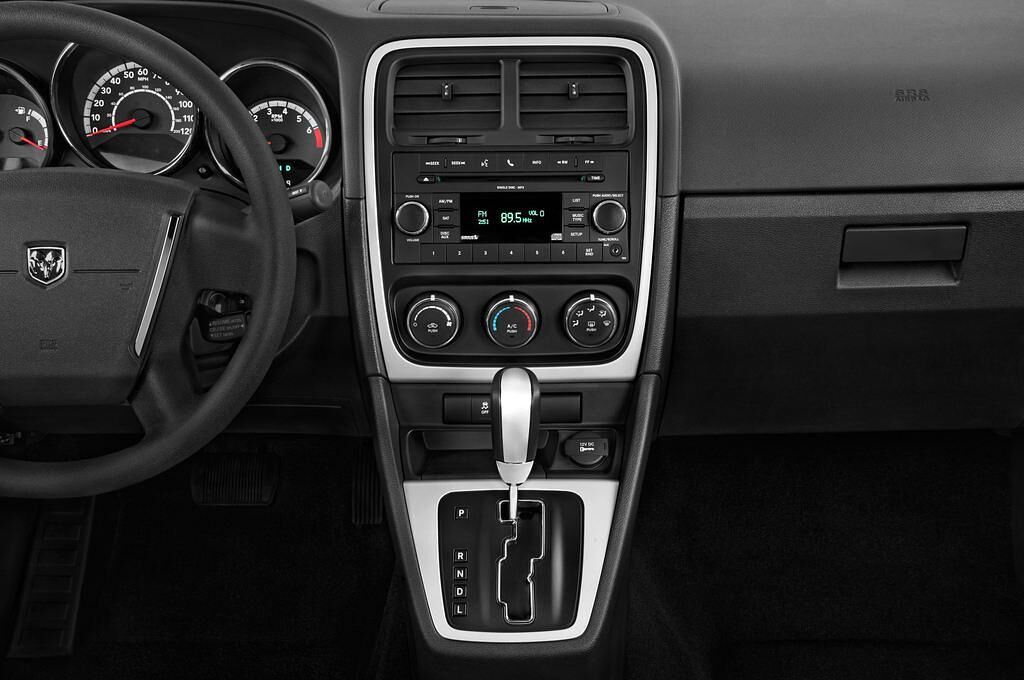 Dodge Caliber (Baujahr 2010) SXT 5 Türen Mittelkonsole
