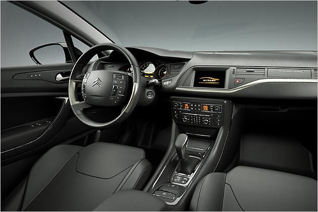 Ein echter Citroën: Das Cockpit gefällt mit kleinen Verrücktheiten und hohem Komfort