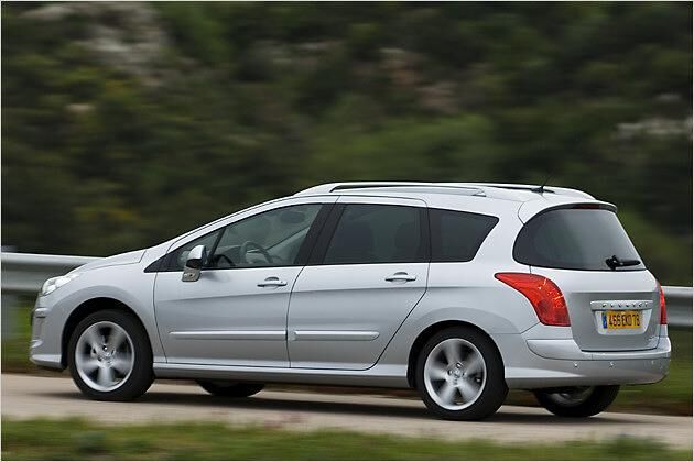 Über die Türen des Peugeot verläuft eine markante Sicke