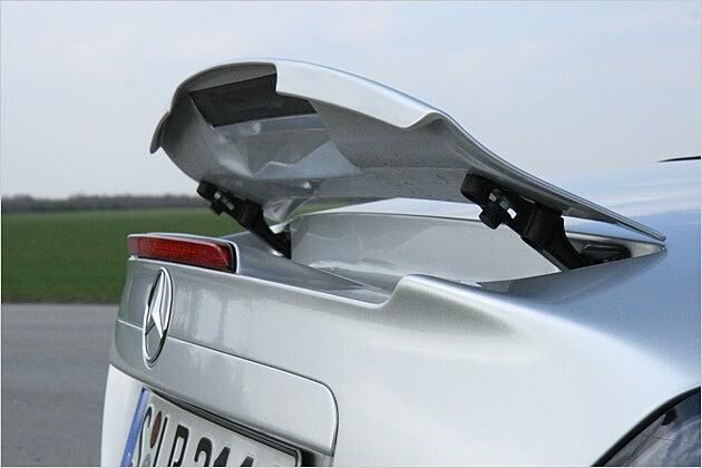 Bei einer Vollbremsung stellt sich die Airbrake auf und erhöht den Anpressdruck