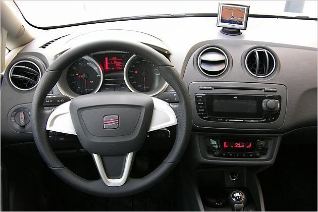 Das Cockpit mit schickem Schwarz-Silber-Kontrast der Ausstattung Stylance