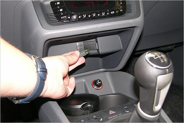 Der optionale USB-Slot ist an sehr schwer zugänglicher Stelle positioniert