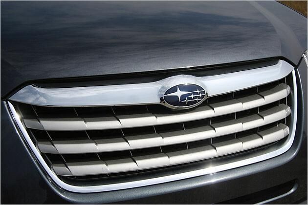 Die Subaru-Sterne thronen über dem kräftigen Grill