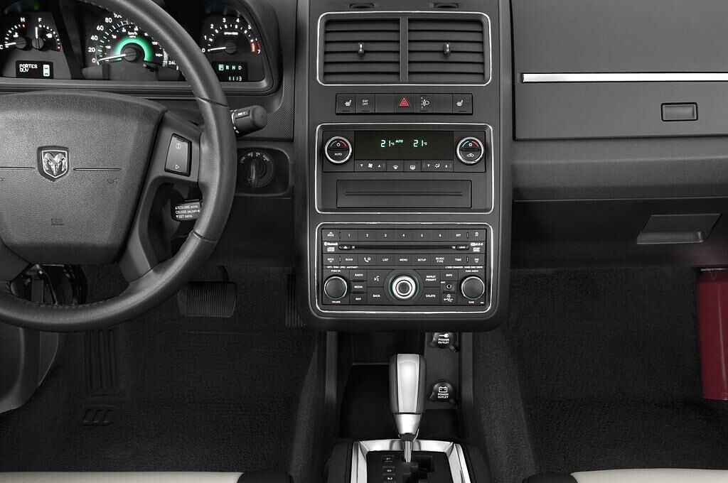 Dodge Journey (Baujahr 2010) RT 5 Türen Mittelkonsole
