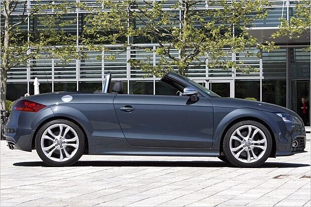 Der Sportler rollt auf 18-Zoll-Felgen mit 245er Reifen