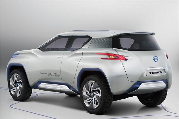 Das kleine SUV hat große Räder, eckige Radausschnitte und kleine Fensterflächen