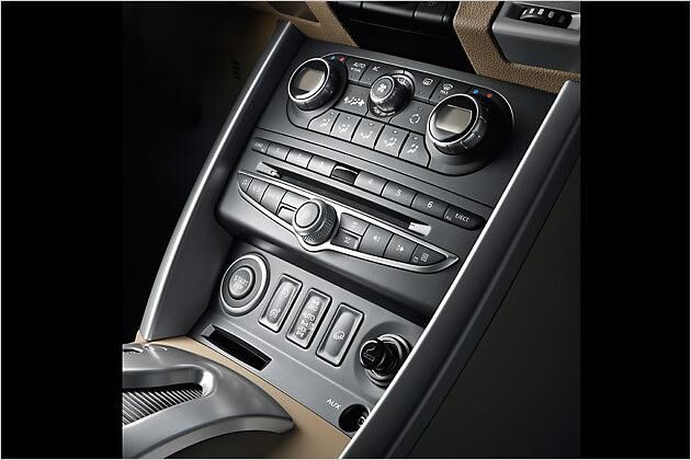 Die Mittelkonsole mit Klimaanlage, CD-Radio und Motor-Start-Knopf