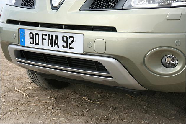 Der Unterfahrschutz weist auf die Offroadfähigkeiten den Koleos hin