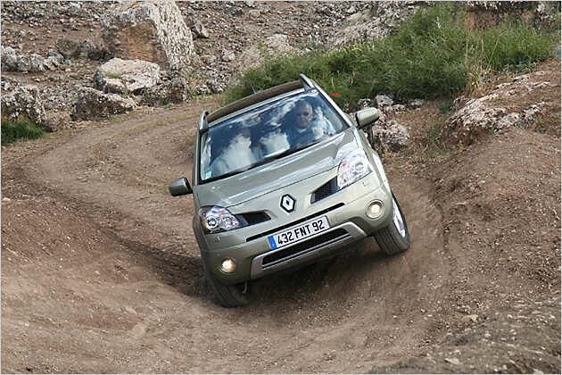 In Schieflage zu geraten, macht dem Renault-SUV nichts aus