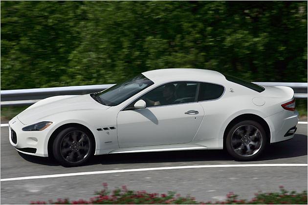 Rund 440 PS katapultieren den GT S in 4,9 Sekunden von null auf Tempo 100