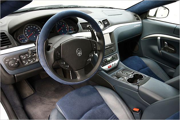 Auch der Lenkradkranz wird mit Alcantara bekleidet