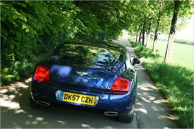 Der Bentley kann auch gut eine Straße ganz alleine ausfüllen