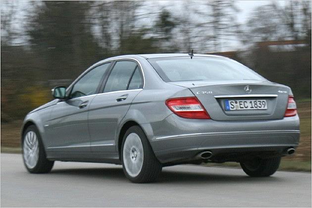 Beim C 350 entweicht das Abgas aus zwei Endrohren