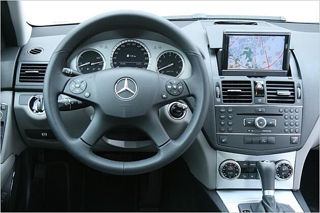 Aufgeräumt: Im Mercedes-Cockpit ist alles an seinem Platz