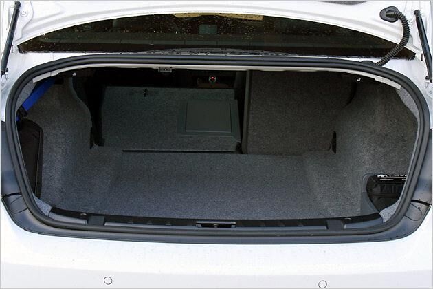 Toll für einen Sportwagen: Die Rückbank lässt sich umklappen