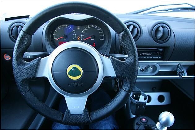 Klein, aber fein: Ab Modelljahr 2008 tragen alle Lotus-Fahrzeuge ein überarbeitetes Cockpit