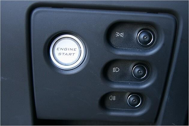 Die Kontrollen für Stand-, Abblendlicht und Nebelschlussleuchte. Daneben: Der Motor-Startknopf