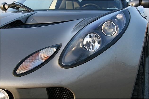 Auch ohne Xenon-Unterstützung verfügt der Exige über erstaunlich kräftige Scheinwerfer