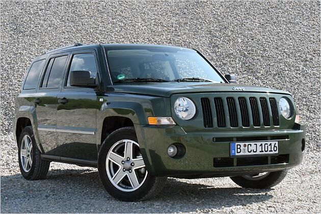 Die Frontpartie zitiert das klassische Jeep-Markengesicht