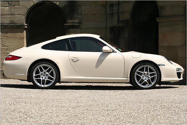 Die Grundform des aktuellen 911 Carrera 997 bleibt auch in der zweiten Generation erhalten