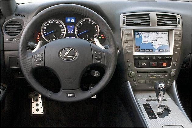 Aufgeräumt sportlich: Das Interieur des Lexus IS-F