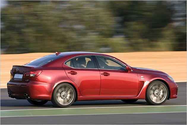 Die Seitenansicht kann ihren Lexus-IS-Ursprung nicht vertuschen