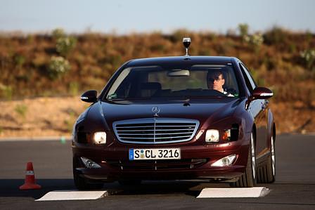 Mercedes TecDay - man beachte das Weinglas auf dem Autodach