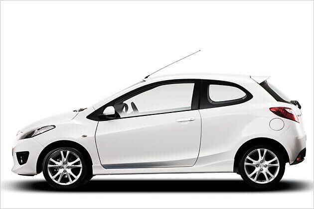 Das optionale Sport-Optik-Paket beschert dem Kleinwagen einen großen Dachspoiler