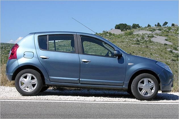Die 15-Zoll-Alufelgen kosten 600 Euro Aufpreis. Serienmäßig rollt der Sandero auf Stahlrädern