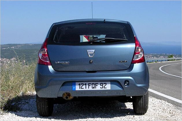 Kleine Tröte: Der Motor bläst seine Abgase durch ein schmuckloses Endrohr in die Luft