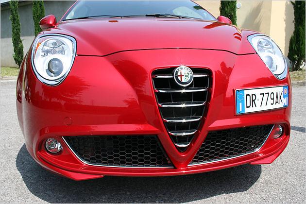 Die Pfeilung der Frontpartie endet in einem großen "Scudetto", dem Alfa-Grill