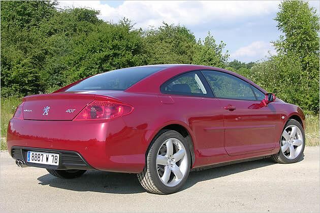 Die leicht ansteigende Fensterlinie verleiht dem Coupé Dynamik