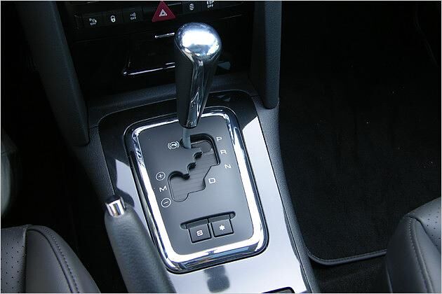 Die Sechsgang-Automatik mit manueller Schaltmöglichkeit ist Zwang beim 2,7-Liter-Diesel