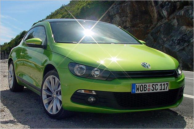 Flache Doppelscheinwerfer, schmaler Kühlergrill in Schwarz: Die Front zitiert den Ur-Scirocco